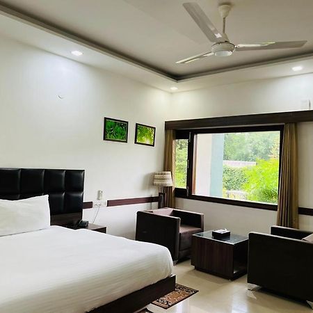 Hotel Whistling Greens Moga Bagian luar foto