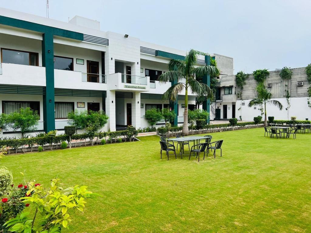 Hotel Whistling Greens Moga Bagian luar foto