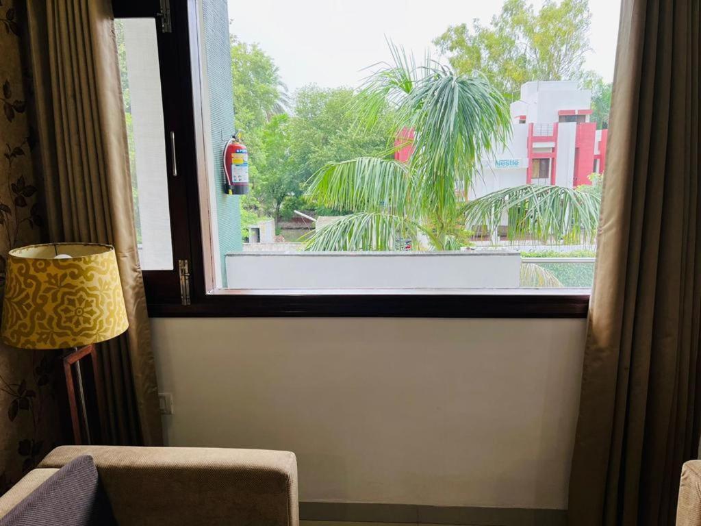Hotel Whistling Greens Moga Bagian luar foto