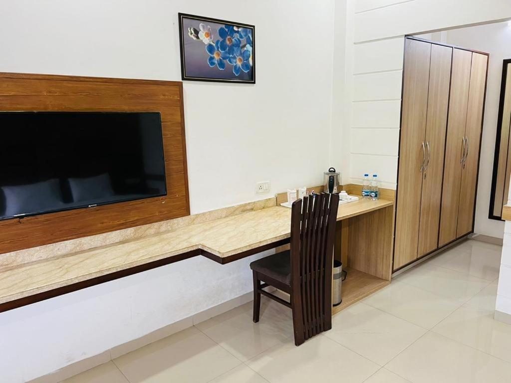 Hotel Whistling Greens Moga Bagian luar foto