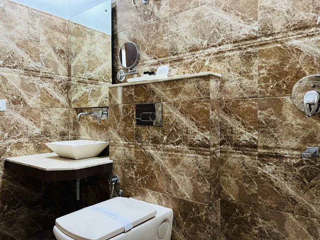 Hotel Whistling Greens Moga Bagian luar foto