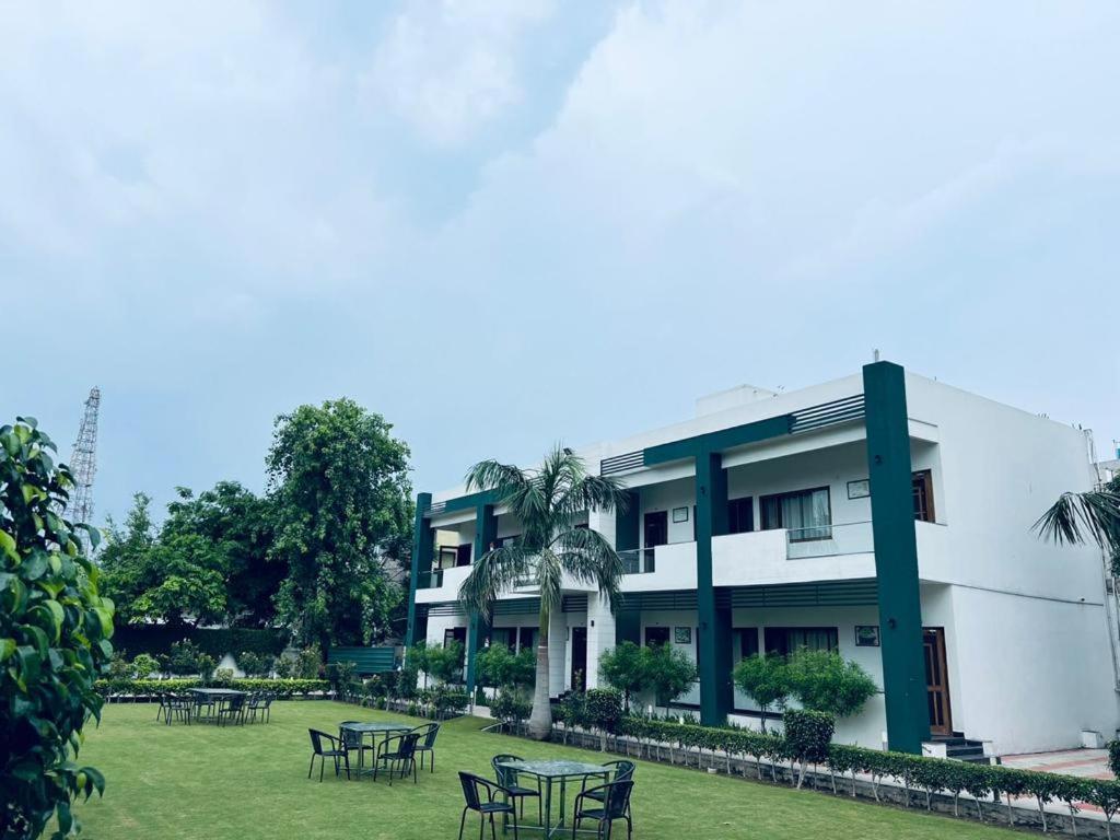 Hotel Whistling Greens Moga Bagian luar foto