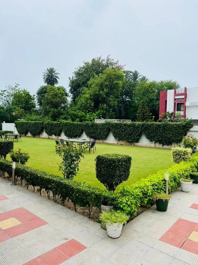 Hotel Whistling Greens Moga Bagian luar foto