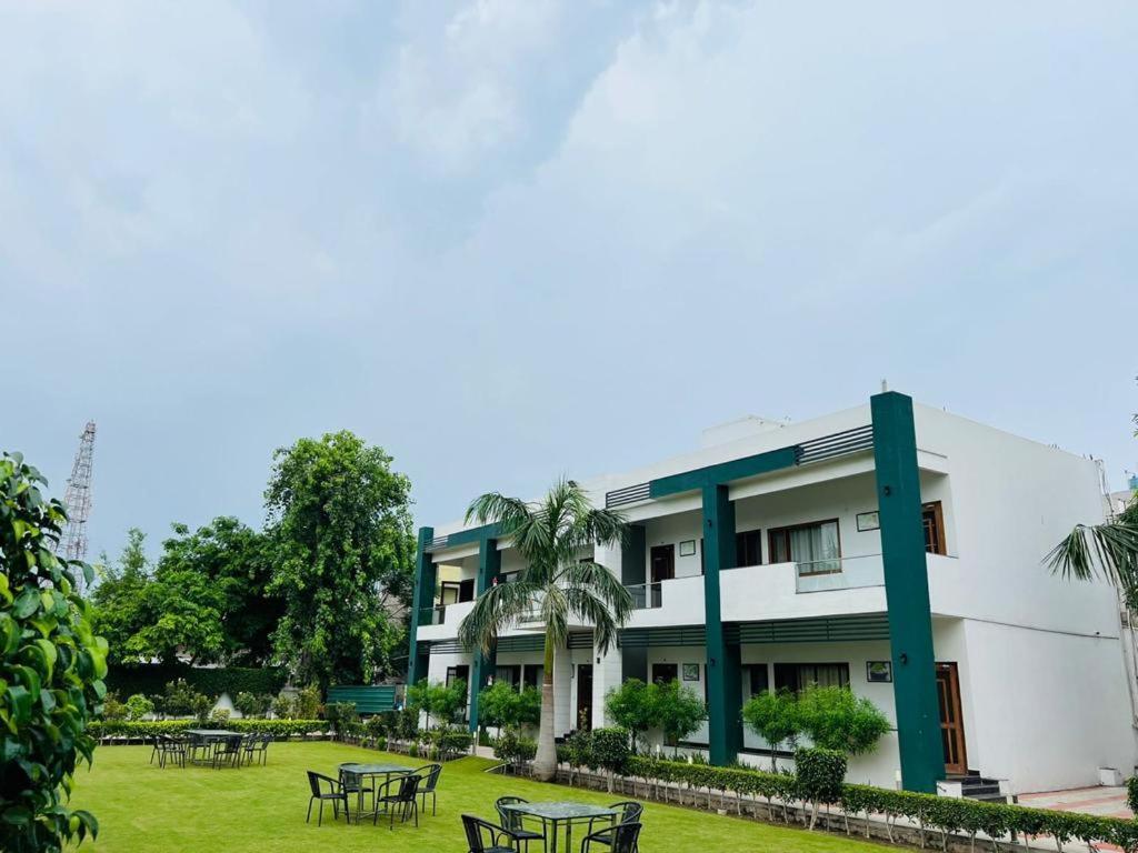 Hotel Whistling Greens Moga Bagian luar foto
