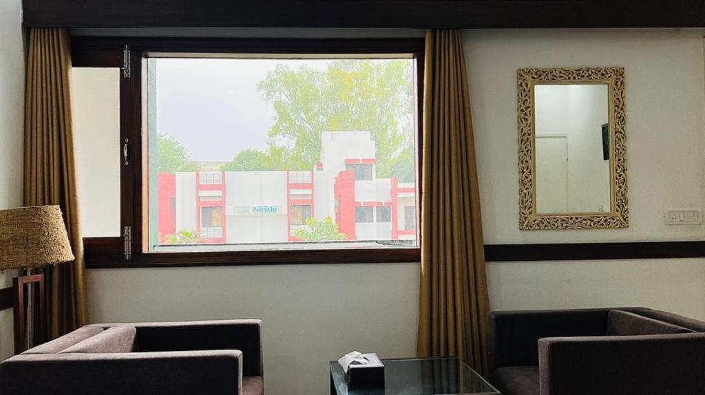 Hotel Whistling Greens Moga Bagian luar foto