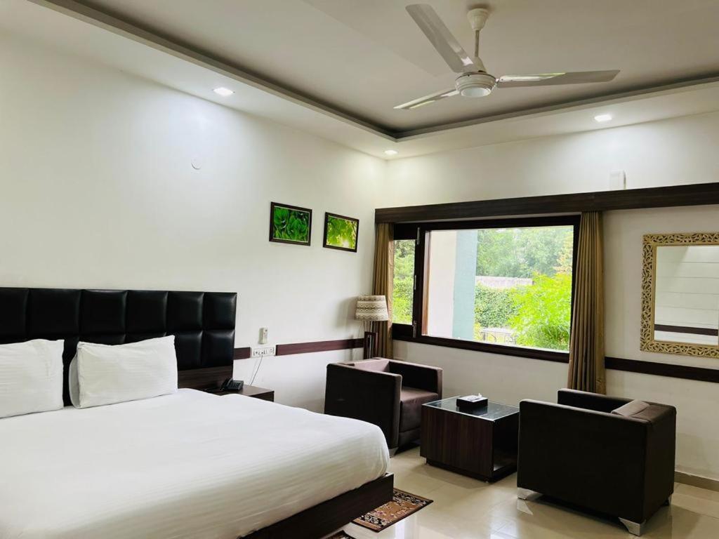 Hotel Whistling Greens Moga Bagian luar foto