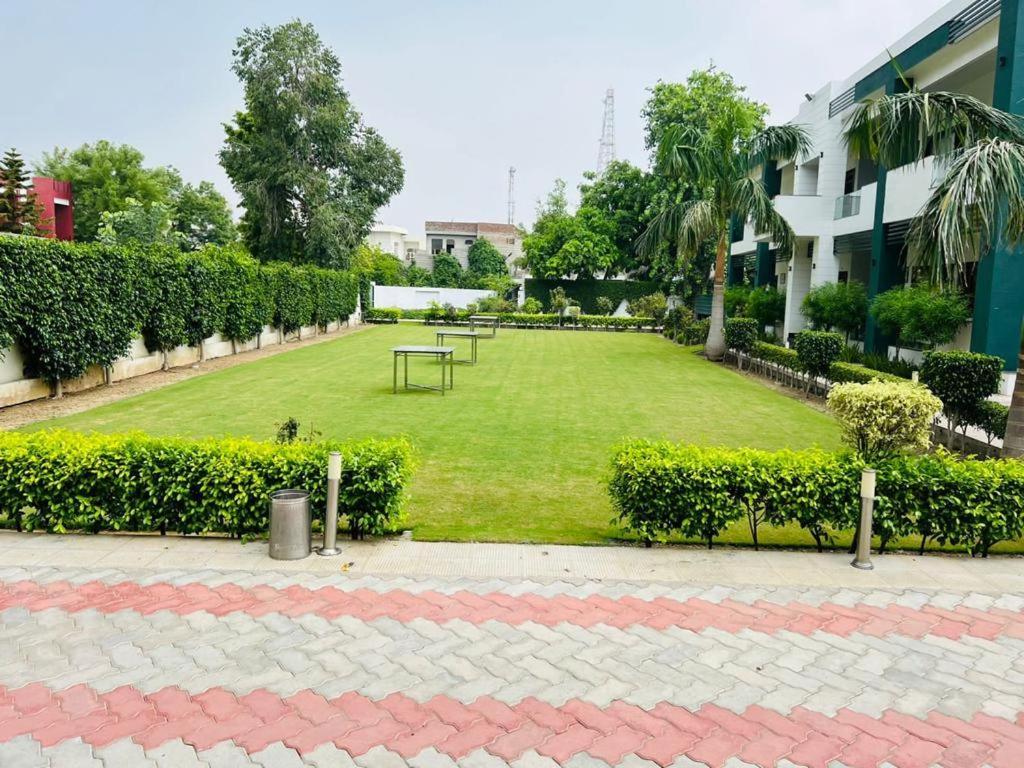 Hotel Whistling Greens Moga Bagian luar foto
