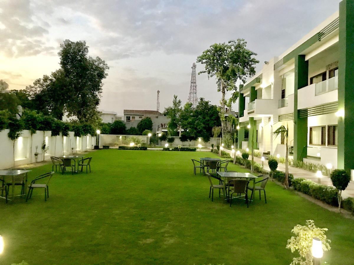 Hotel Whistling Greens Moga Bagian luar foto