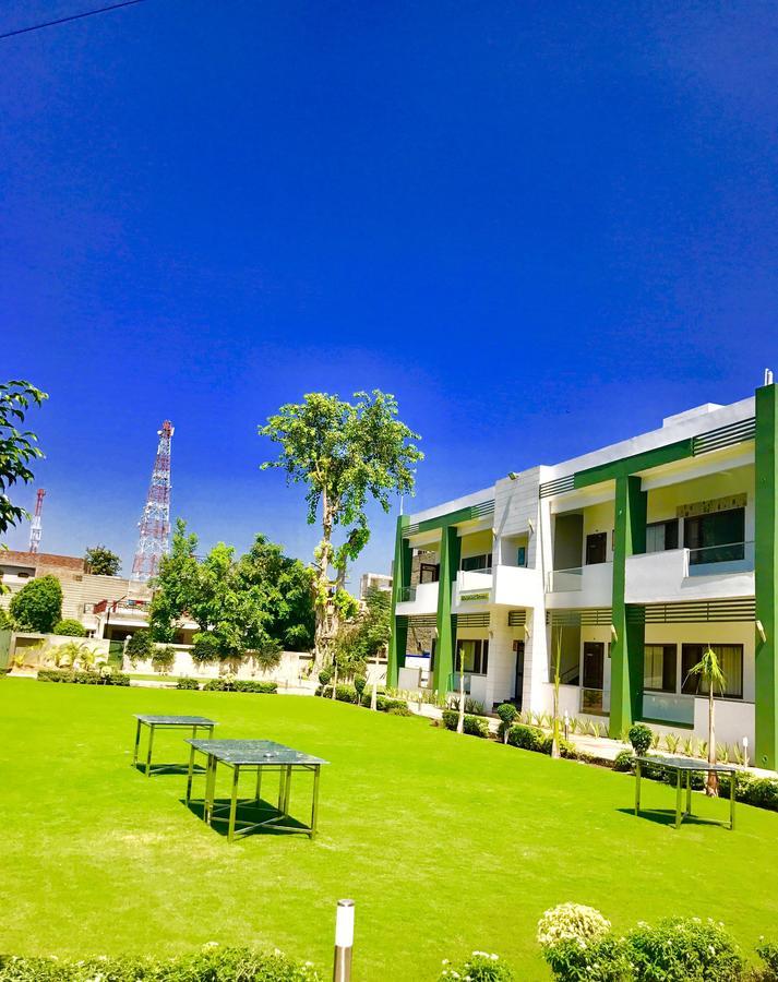 Hotel Whistling Greens Moga Bagian luar foto