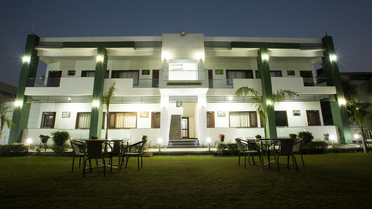 Hotel Whistling Greens Moga Bagian luar foto