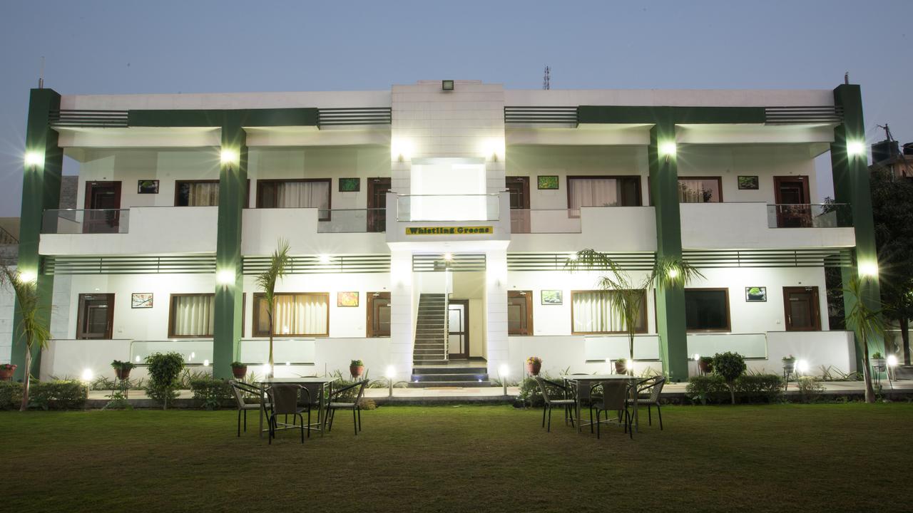 Hotel Whistling Greens Moga Bagian luar foto