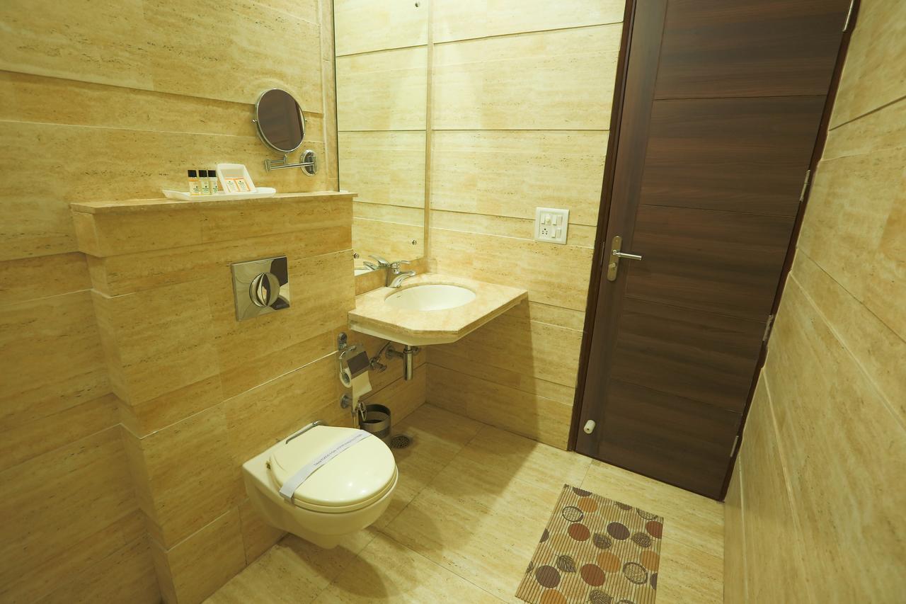 Hotel Whistling Greens Moga Bagian luar foto