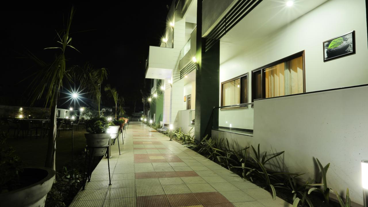 Hotel Whistling Greens Moga Bagian luar foto