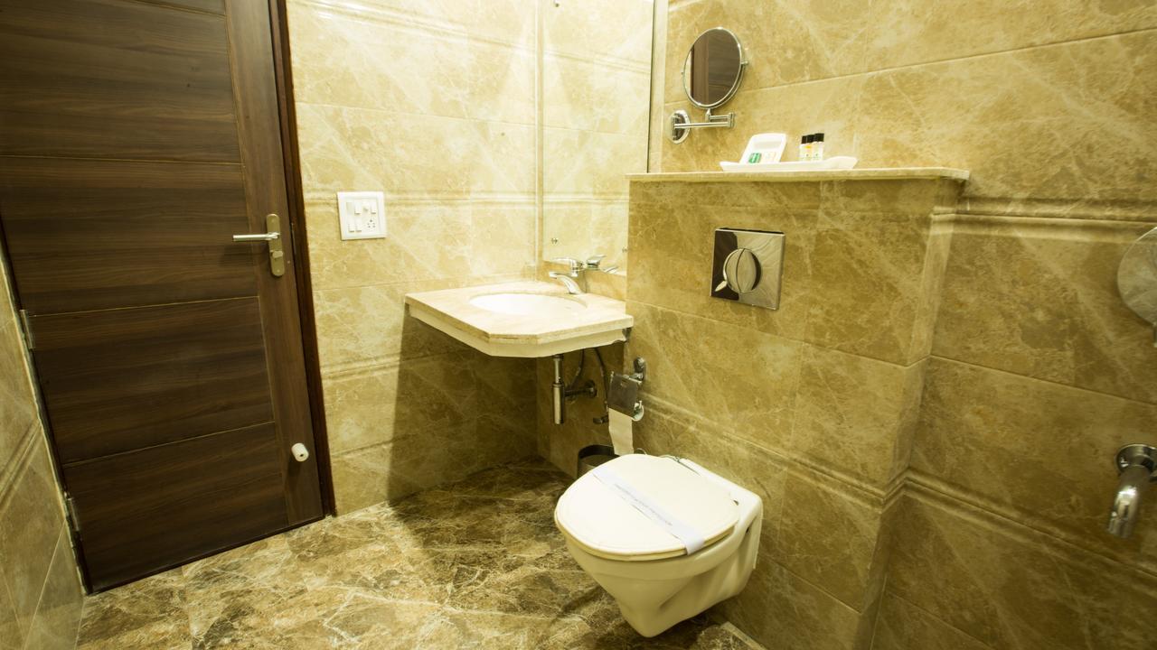 Hotel Whistling Greens Moga Bagian luar foto