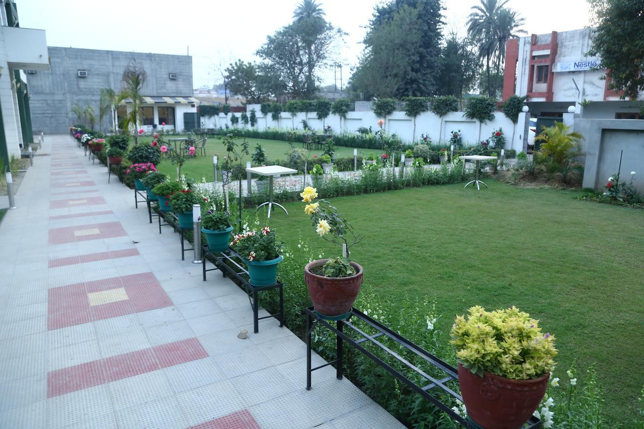 Hotel Whistling Greens Moga Bagian luar foto