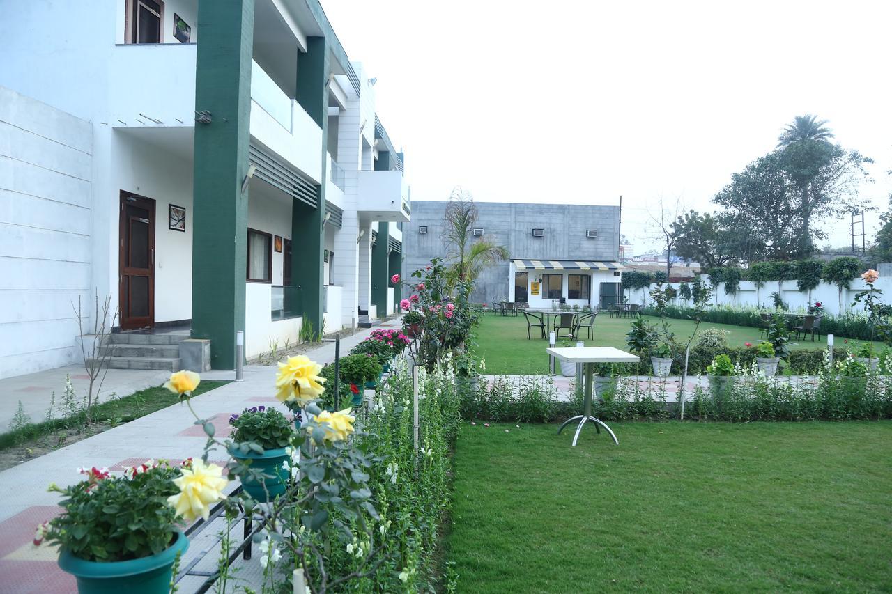 Hotel Whistling Greens Moga Bagian luar foto