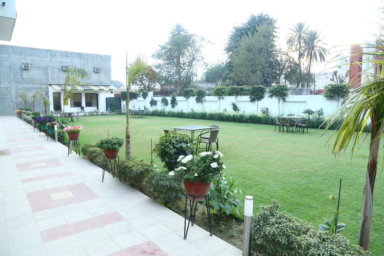 Hotel Whistling Greens Moga Bagian luar foto