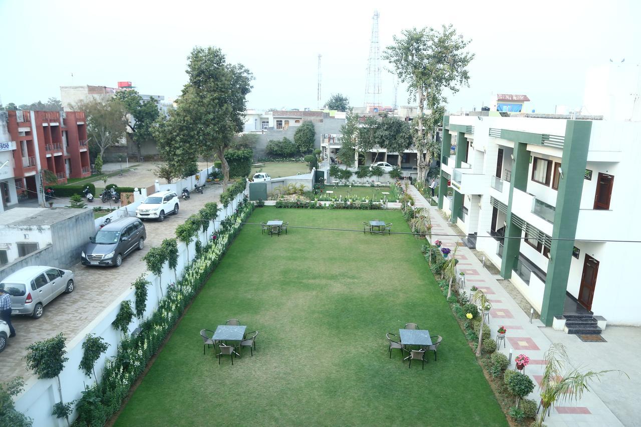 Hotel Whistling Greens Moga Bagian luar foto